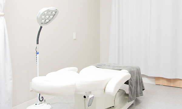 プライバシーに配慮した作りの施術室